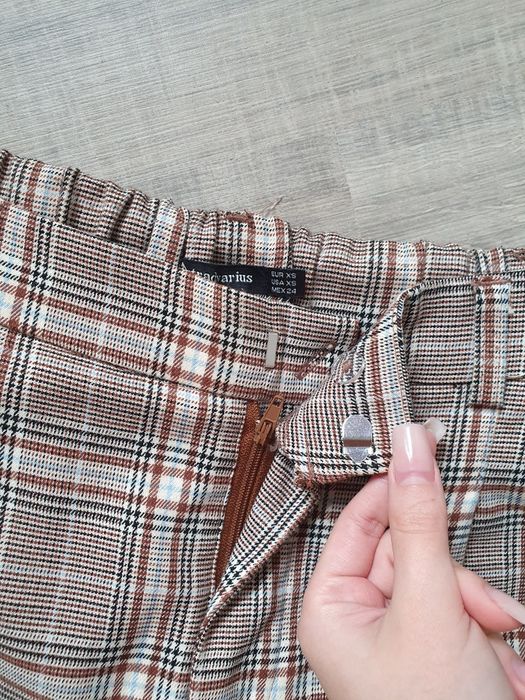 Pantaloni în carouri