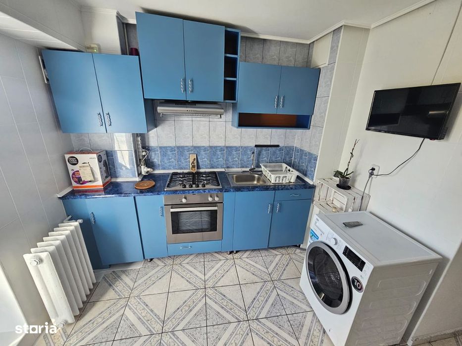Garsonieră spațioasă cu balcon și mobilier complet