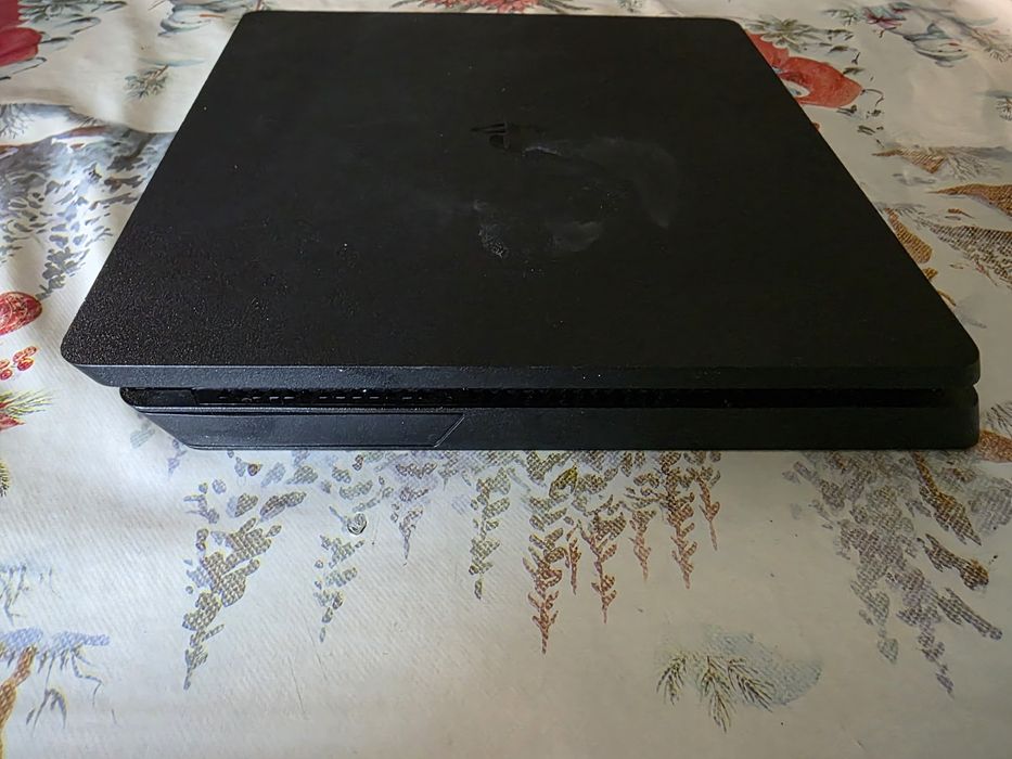 PlayStation 4 / PS4, 1TB, 2 джойстика, кутия