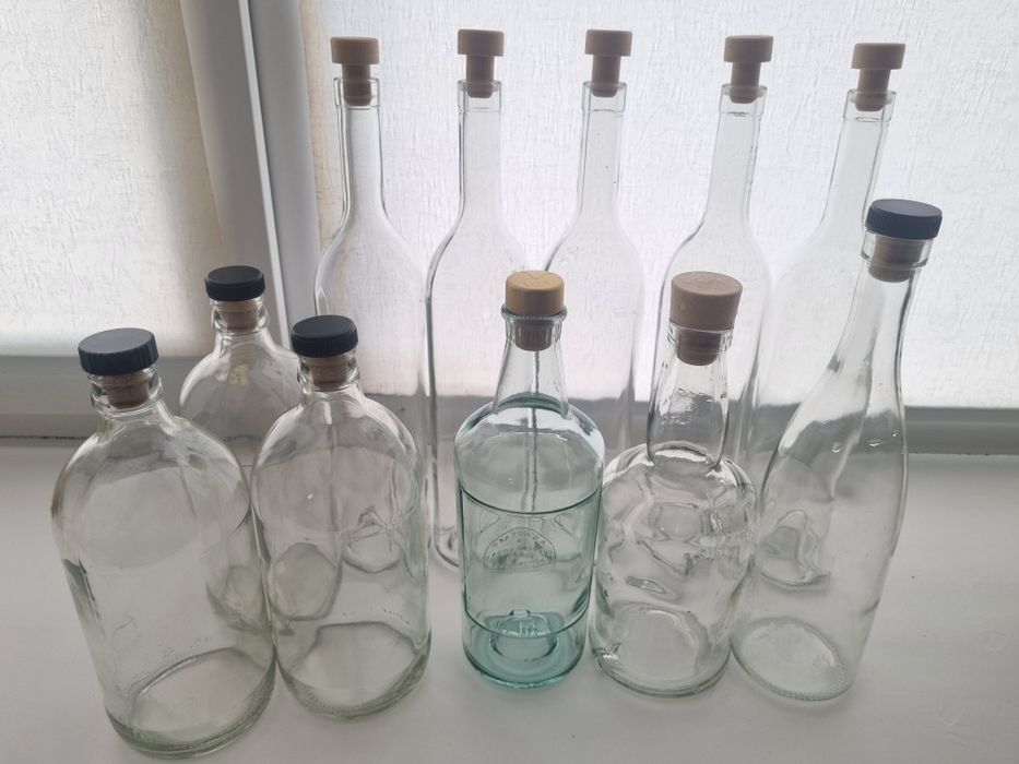 Продам бутылки с пробками.