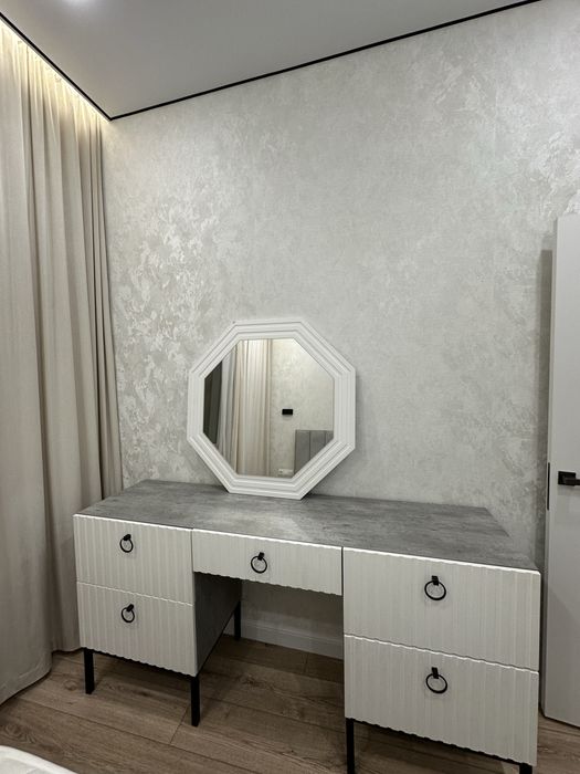 Продам туалетный столик с зеркалом