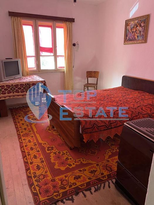 Двуетажна тухлена къща в село Буря, област Габрово