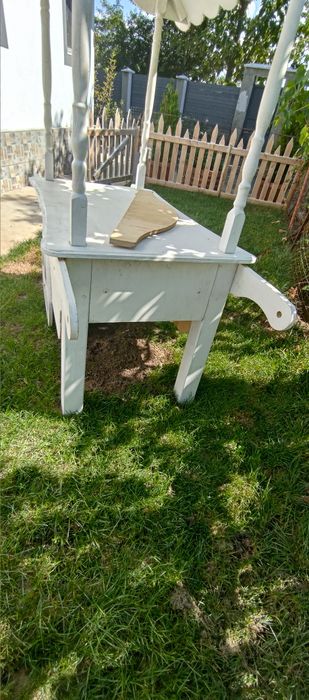 Căsuță din lemn cu acoperiș – ideală pentru evenimente, nunți, etc