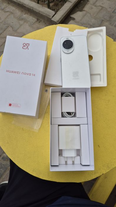 Huawei Nova 14..