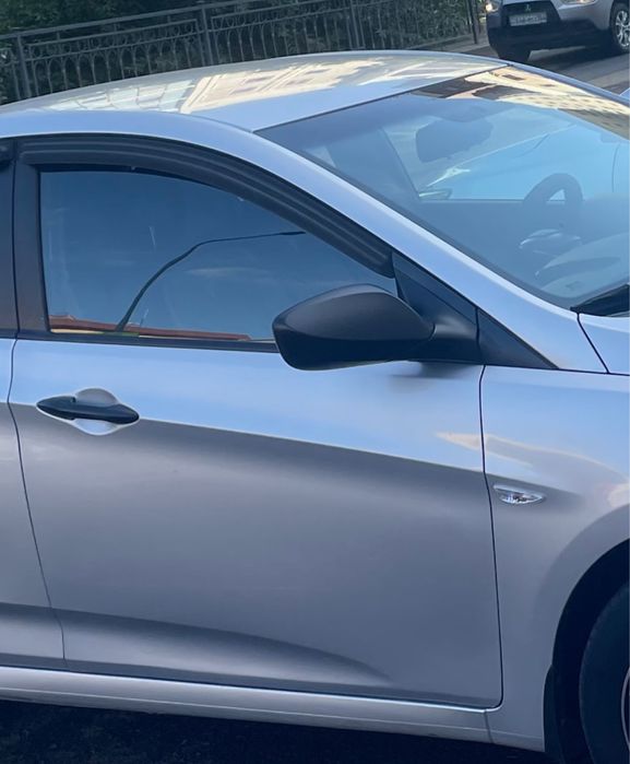 Продаю боковые зеркало Hyundai accent 2012 года