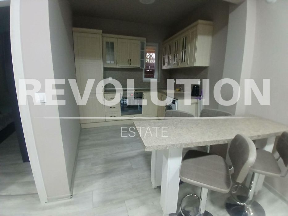 Тристаен апартамент в района на ЖП гара!