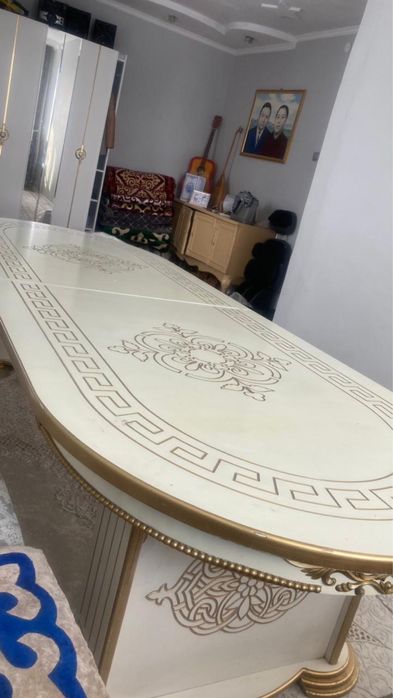 Қонақ күтуге биік, ұзын стол сатылады