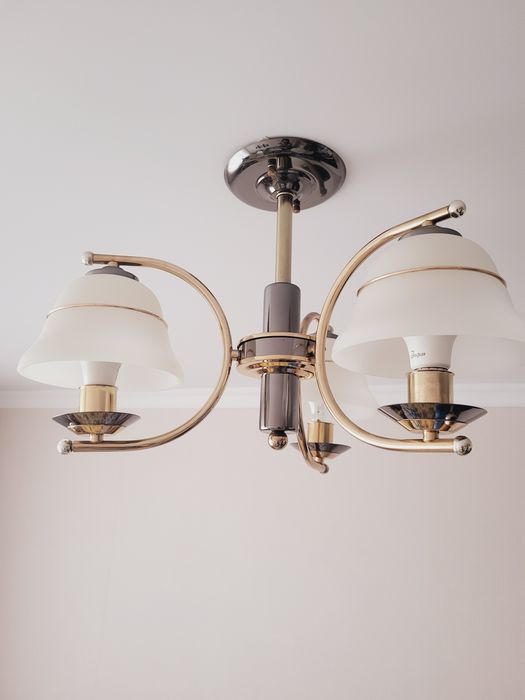 Люстра трёхрожковая