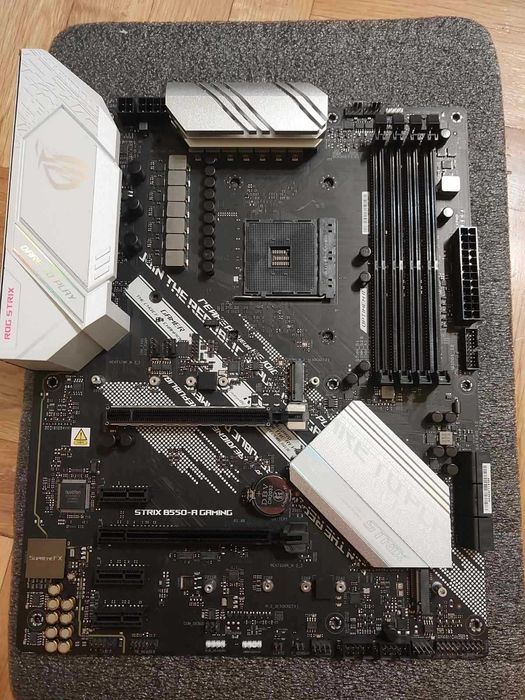 Asus Rog Strix B550-A Gaming (за части / ремонт)