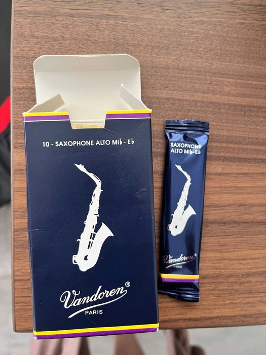 Vand Saxofon Jupiter JAS700 Alto (stare foarte buna, set complet)