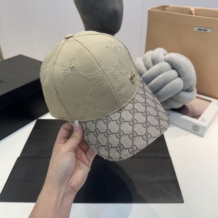 Дамски шапки различни модели