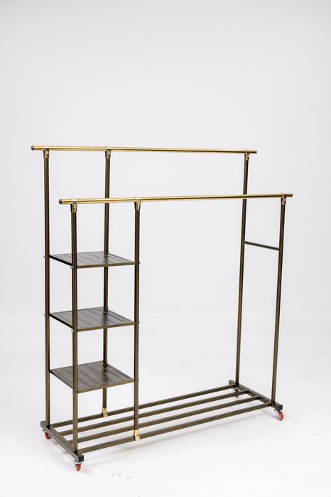 Металлическая вешалка для одежды