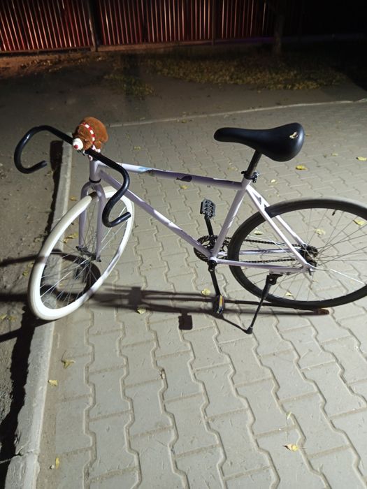 Аксион призрак бело черный