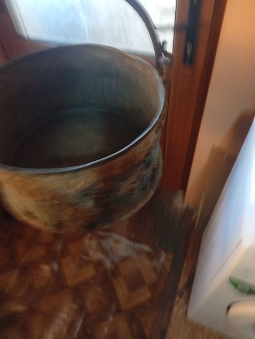 Продавам голям бакърен котел с вместимост около 80л