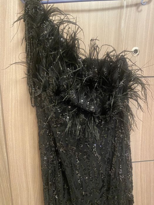 Бутикова рокля с паети и пера