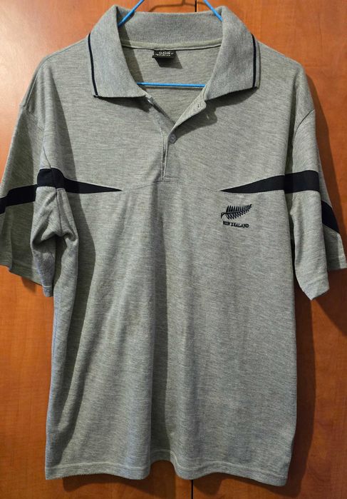 Classic Sport - Tricou polo cu ferigă argintie și textul New Zealand