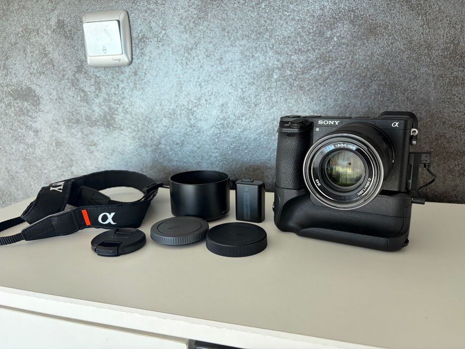 Sony a6500 + sony 50 mm f1.8 комплект с 3 батерии и грип