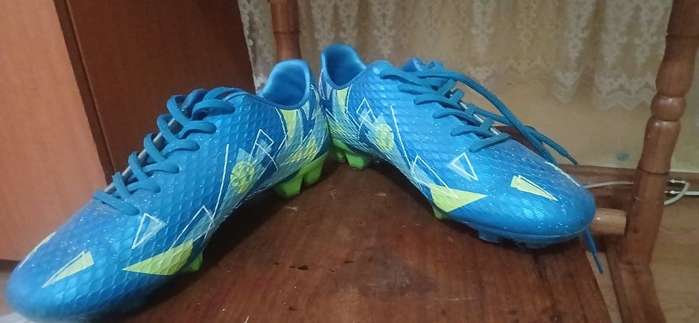 Vând ghete  de fotbal nr36