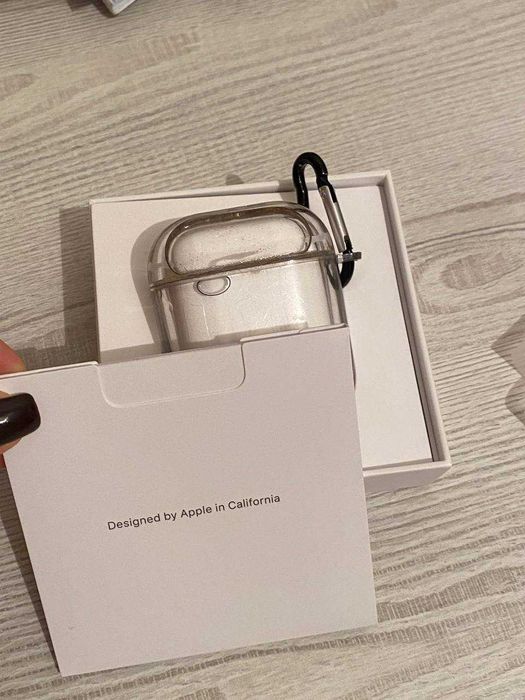 Продается AirPods 2-го поколения.