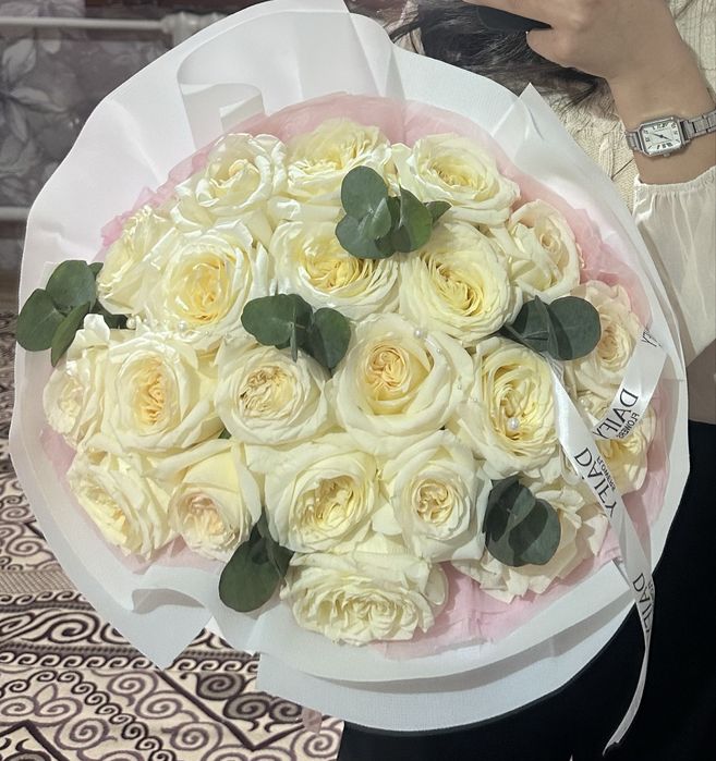 Белая роза свежий