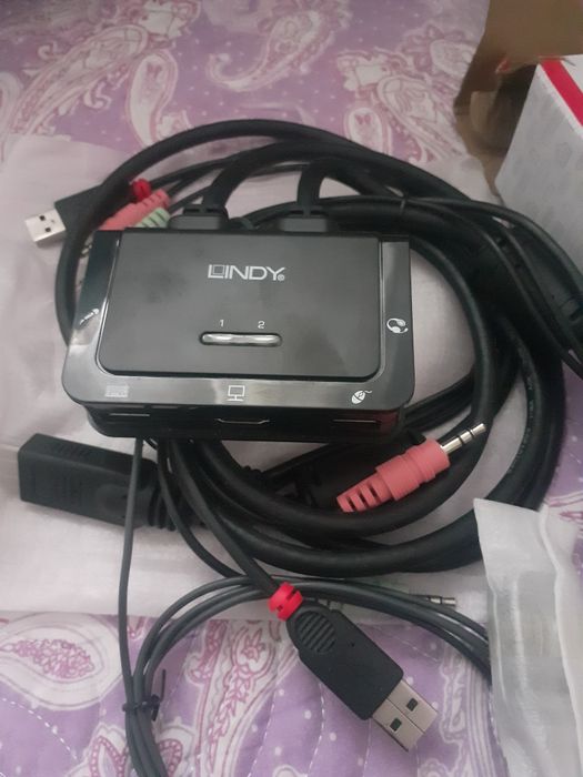 Vând  comutator KVM,  hdmi  Lindy
