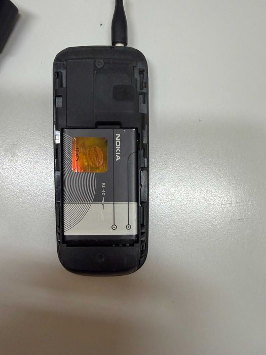 Мобилен телефон Nokia 100 със зарядно