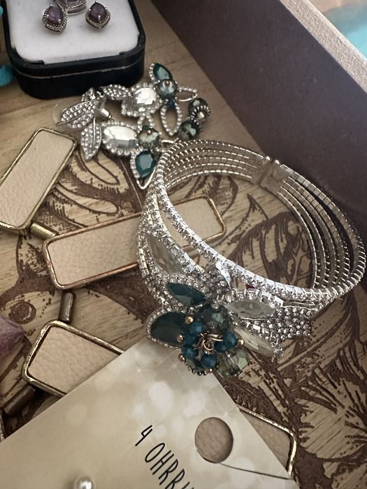 Обеци, колиета, пръстени, комплекти