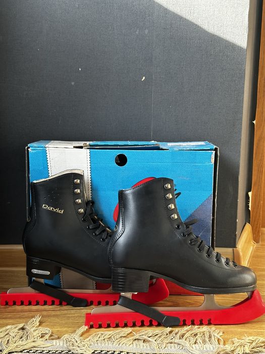 Фигурные коньки ( черные )