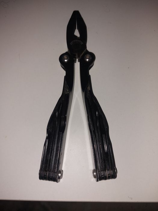 Мультитул Цвет черный