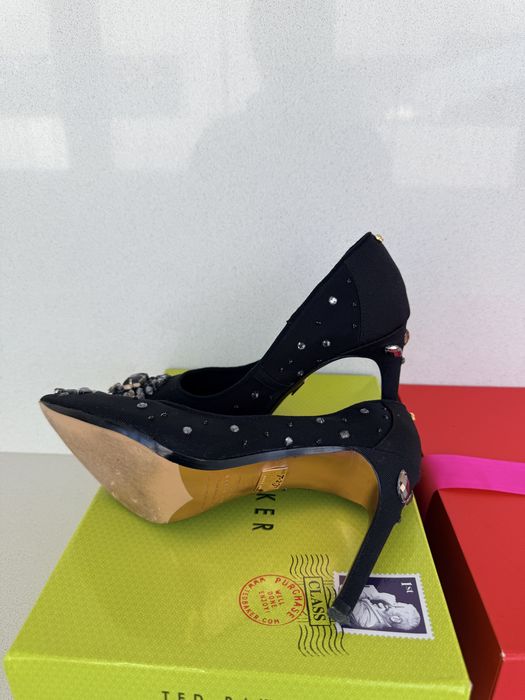 Vand pantofi ted baker o singura purtare. Le lipseste o pietrica