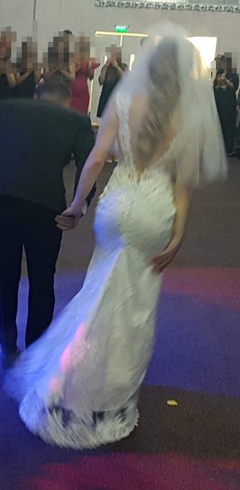 Rochie mireasa model sirenă cu dantela și perle