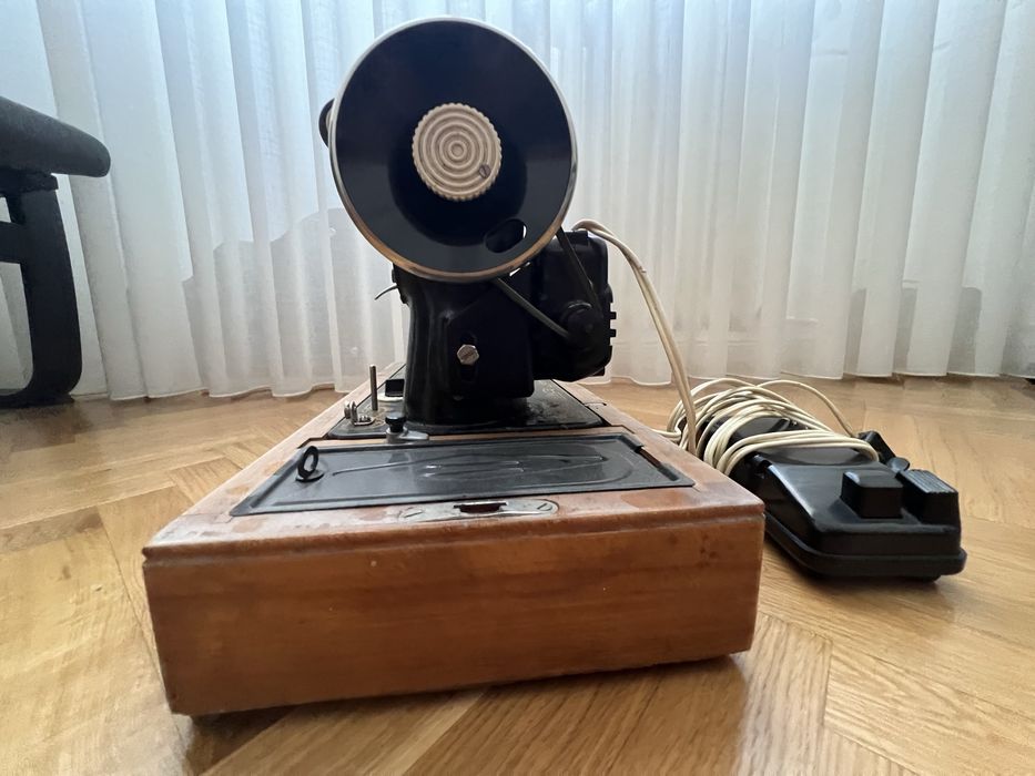 Mașină de cusut vintage - PMZ 1972