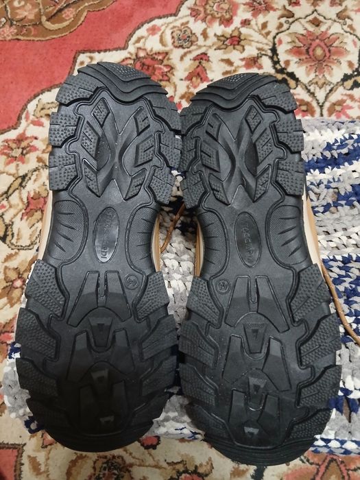 Продам кроссовки утеплённые