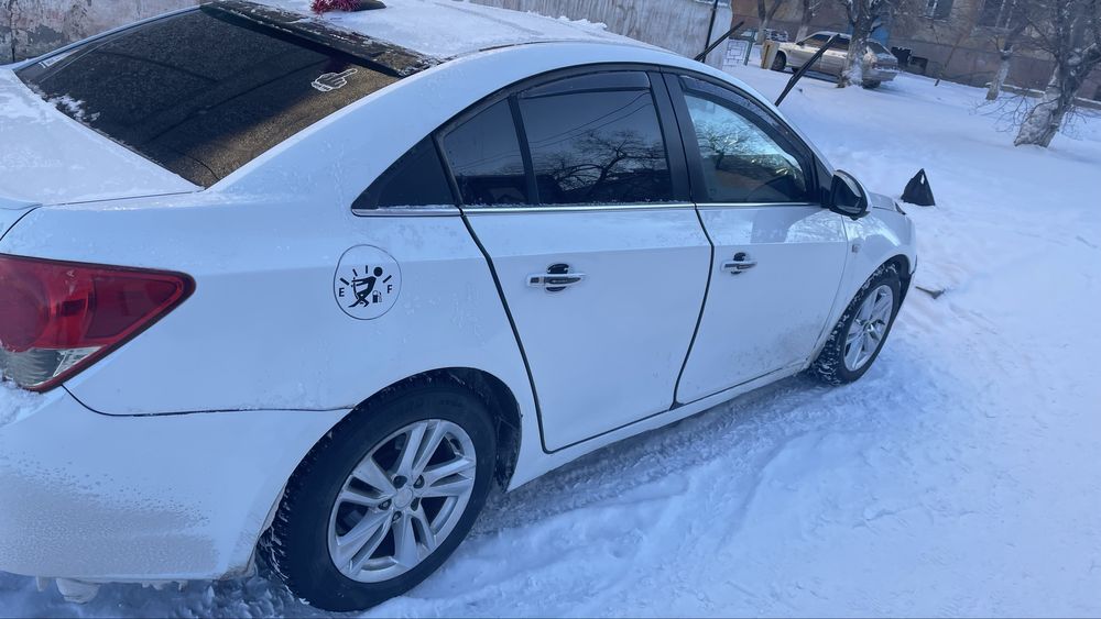 Продам автомобиль Шевроле Круз 2011 год