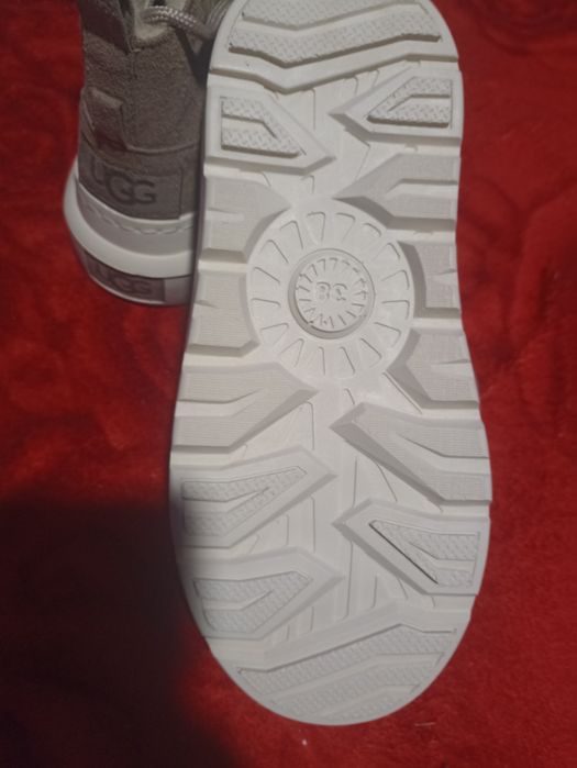 Ghete UGG blanite