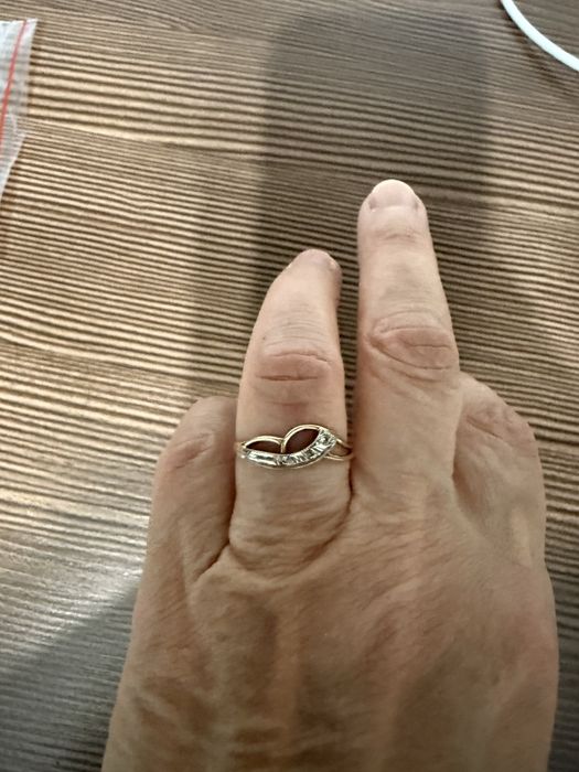 Продам серьги с бриллиантами и кольцо с бриллиантами