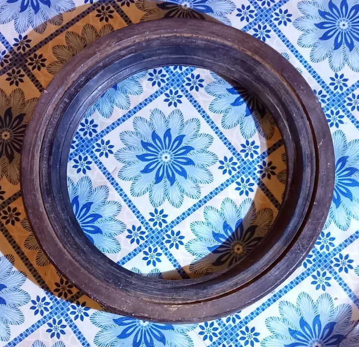 Продам. Запчасть к машине Урал.  Сальник со ступицей.  ГОСТ.