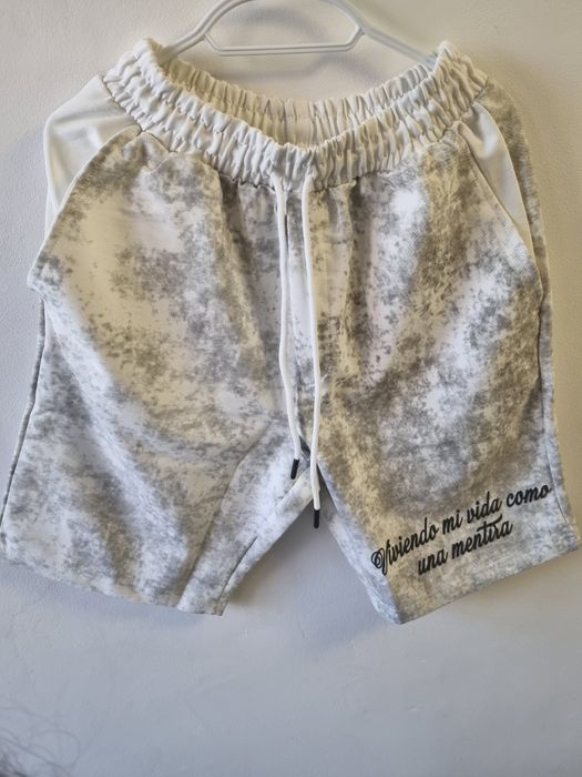 Pantaloni scurți