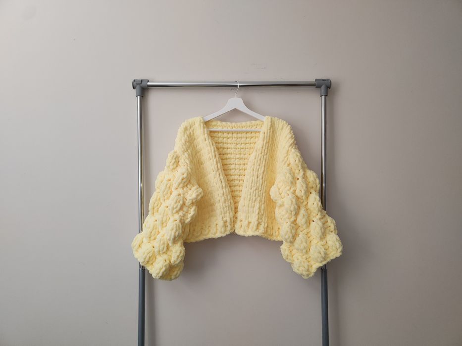 Ръчно плетена жилетка от мека прежда