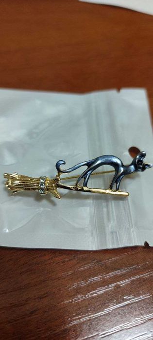 прикольная брошка.