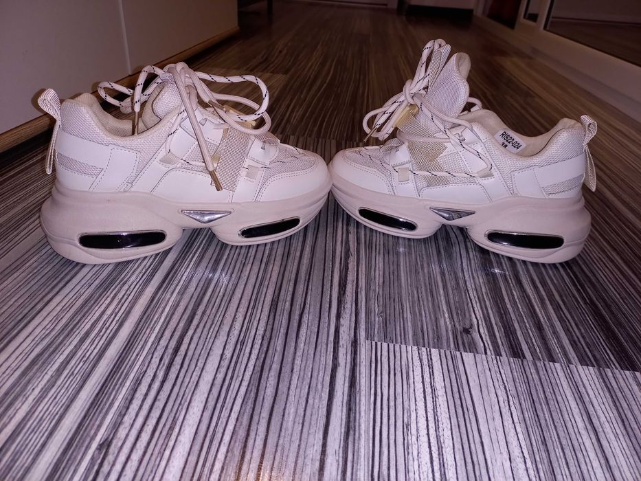 Маратонки обути по един два пъти