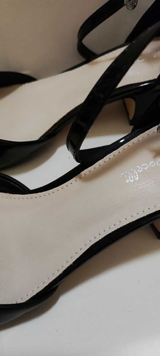 Черни лачени обувки