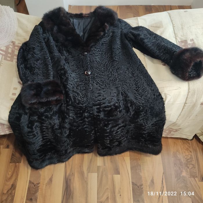 Vand haina blana neagra foarte frumoasa