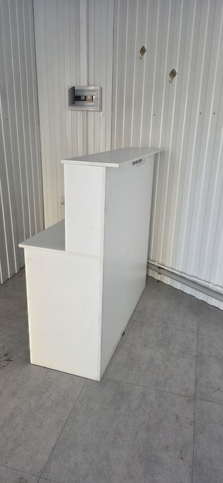 Ресепшн стол для магазина бутика