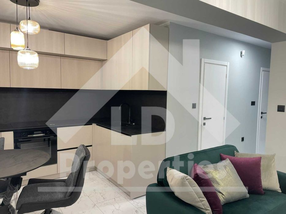 Луксозно обзаведен тристаен апартамент под наем в кв. Чайка