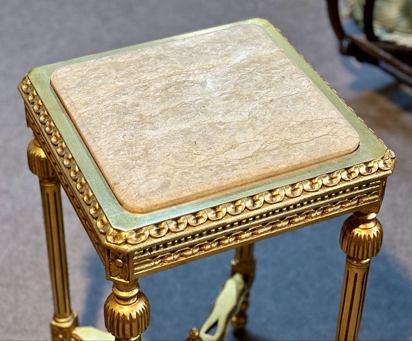 Măsuță decorativă cu blat din marmură – stil clasic, impecabilă