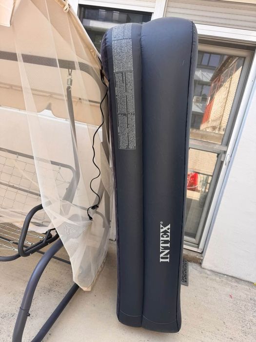 Intex матрак 90/200/35см с вградена  помпа 
Позлван , леко прашасал
10€ с вградена помпа за ток