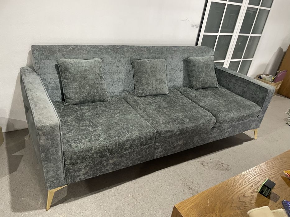 Диван трехместный с золотыми ножками