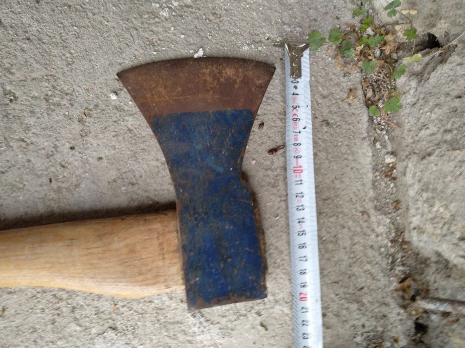 Продавам две Немски антикварни брадви големи Пожарникарски