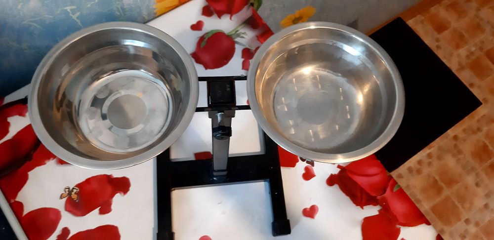 Продаю стойку с мисками для собак